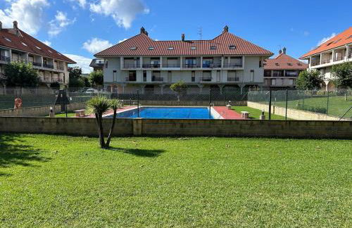 Acogedor dúplex en urbanización con piscina en Ajo - Foto 1