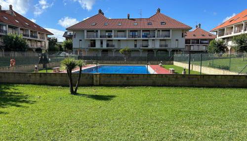 Acogedor dúplex en urbanización con piscina en Ajo - Foto 1, Garden, Garden view