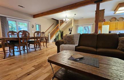 Knotty Pine Cabin with Artisan Stone Patio - Walk to Bass Lake - Foto 6