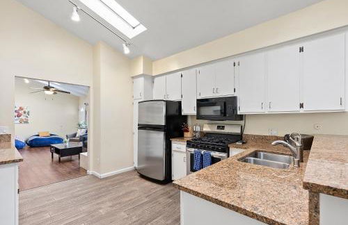 Pacific Paradise - Large Patio, Hot Tub, Short Walk to Beach, & Parking - Photo 5