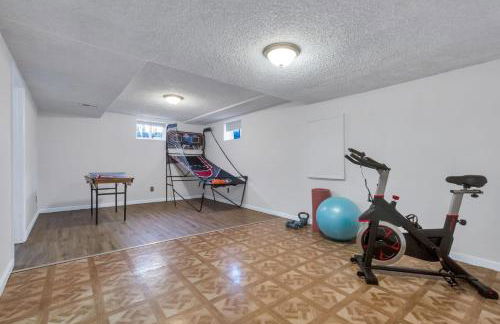 6BD Near DT - BBQ Grill, Games & Football Fun - Photo 33