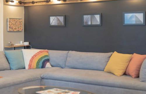 2BR with Workspaces & Deck ABODEbucks - Foto 32