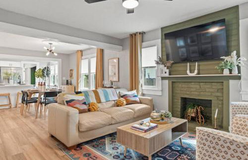 Urban Flamingo Retreat Modern Meets Tropical in this Beautiful, Updated Pet Friendly 3BD Pool Home with Outdoor Living Space - Foto 3