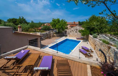 LUXURY VILLA ON SPACIOUS PRIVATE PROPERTY - Photo 5