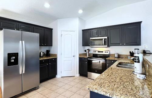 Lovely Lakeside 4-Bed Pool Home at Villa Sol-3125 - Foto 14