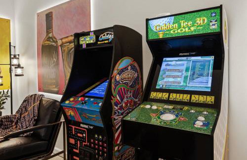 Bourbon-themed home w arcade & hot tub for groups - Foto 4