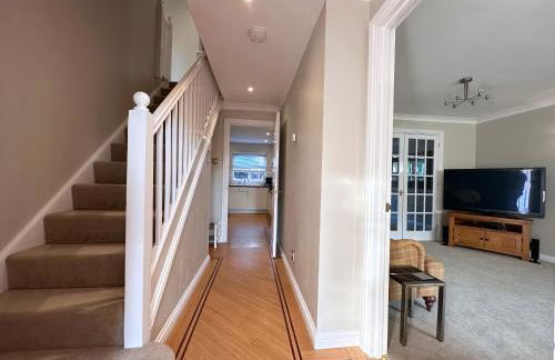 Spacious 4 Bed Home near Elizabeth Line, perfect for Contractors, Families & Groups - Foto 3