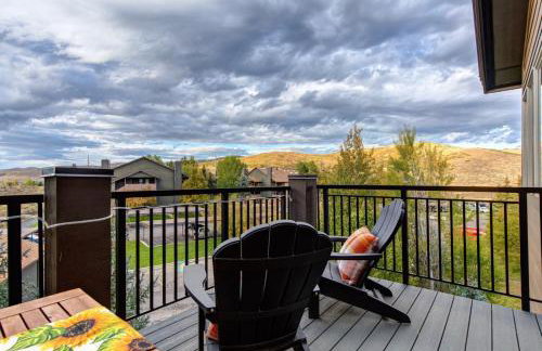 KBM Resorts Crestview Condos Spacious condo near Olympic Park with gas fireplace year-round pool hot tub city wide shuttle access. CVC-308B - Foto 6