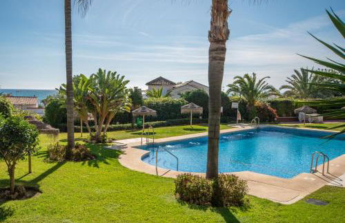 Modern beachside Penthouse with amazing sea views in Costabella, Marbella - Photo 25