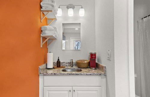 Gorgeous Home with Heated Pool In Downtown! - Foto 27