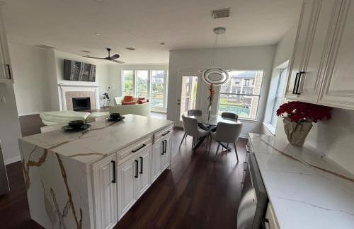 Luxury Lakefront 4BR - Corporate & Extended Stay Friendly - Foto 41