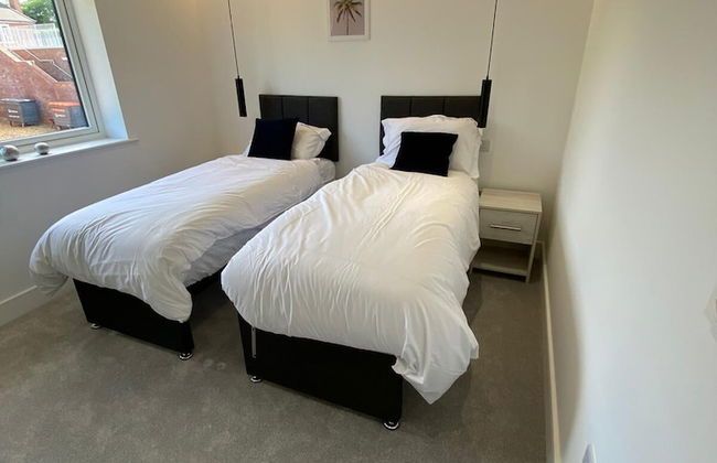 Lovely 2 Bedroom Flat with Parking - Photo 2