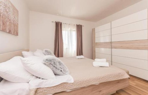 Gorgeous Home In Nadin With Wifi - Photo 37