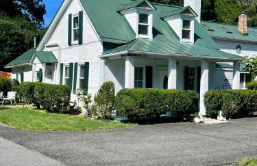 Across The Inn historic luxury Colonial 3BR House with Fast Wi-Fi - Foto 1
