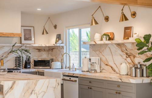 @ Marbella Lane - Vibrant & Chic Designer Home - Photo 2