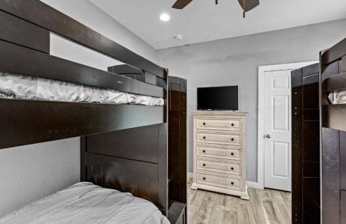 Relax And Sea NEW Luxury Canal-View Escape Gated Community Firepit and Decks - Foto 31