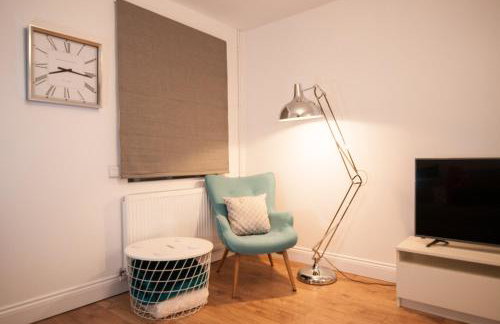The Wellington - Stylish 3-Bedroom House, Sleeps 8, Ideal for Professionals - Photo 17