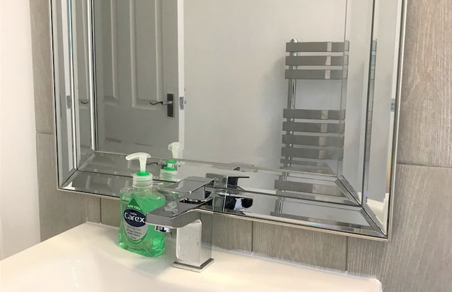 Central Wigan Welcoming Townhouse Sleeps up to 6 - Photo 12