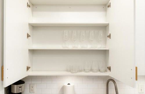 Elegant 2BR w Resort Pool and Lounge Areas 3 - Photo 22