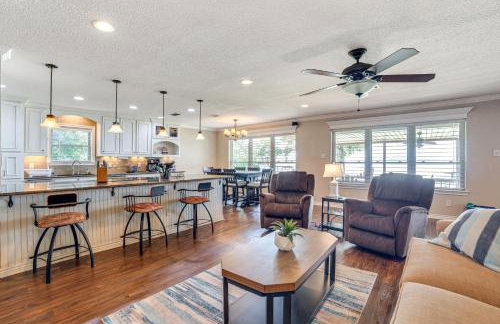 Waterfront Retreat with Dock on Cedar Creek Lake! - Foto 5