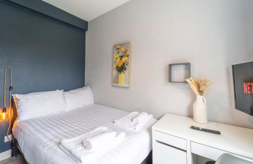 4 Bedroom Stylish House in Redditch - Free Parking - Photo 17