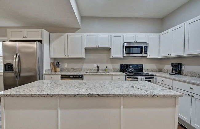 Spacious 6BR/3BA House w/ Parking! Sleeps 20! - Foto 33