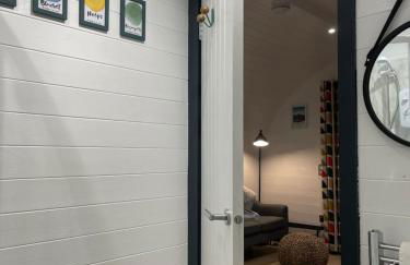 Apex Studio Pod & Jacuzzi Bath - Photo 16