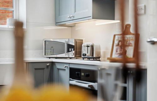 2-Bedroom Stylish & Gorgeous, Cosy Westgate Cottage Retreat, Central Winchester, Free On-Street Parking Permit, with Garden, Close to Cathedral - Sleeps 6, Pets are Welcome - by Blue Puffin Stays - Foto 18