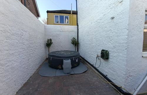 Open Mind Property - HotTub, 2 Guests & 1 Bed - Photo 12