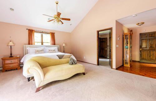 Bethel Woods Retreat - wPool, Hot Tub & Arcade! - Foto 8