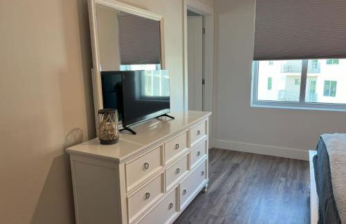 Luxury 2 Bed 2 Bath Waterfront Condo with Patio Sunsets Gym and Parking - Foto 33