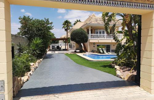 Serene mountain views Spacious garden and sole use of the 10x5m pool - Foto 5