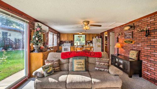 Cozy Waterfront Cottage with Deck on White River! - Foto 5