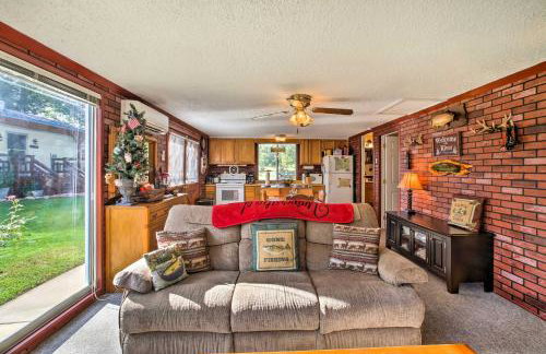 Cozy Waterfront Cottage with Deck on White River! - Foto 5