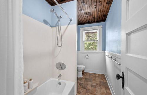 Salem 3 Bedroom with Gameroom, Balcony, Parking, and more - Foto 28