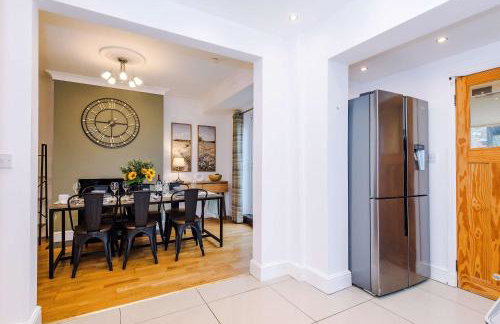 Spacious 3 Bed Home in Great Location by 53 Degrees Property - Ideal for Business with Parking - Foto 8