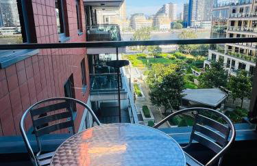 Chelsea Riverfront 2BR & Balcony - Foto 13