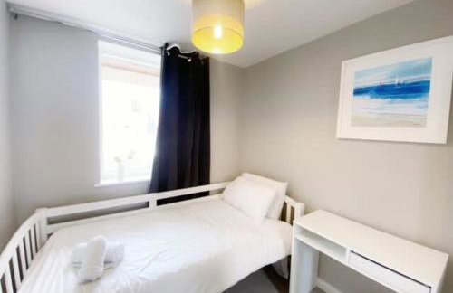 Deluxe Apartment near Cabot Circus w Parking sleeps 5 - Foto 6