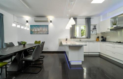 Villa Zara with 32 sqm heated Pool, Jacuzzi, Billiard, Tennis table, 8pax - Photo 18