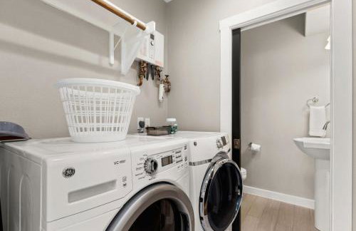 Lux 5BR gem with Heated Pool, SPA, and Outdoor Movie Theater - Foto 37