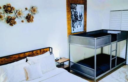 Sunny 3BR Oasis with Water View and Beach Gear Near Siesta - Foto 13