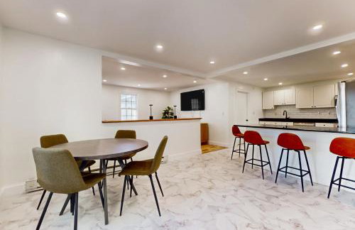 Shop, Dine, Unwind! Gateway to Boston Sights - Foto 8