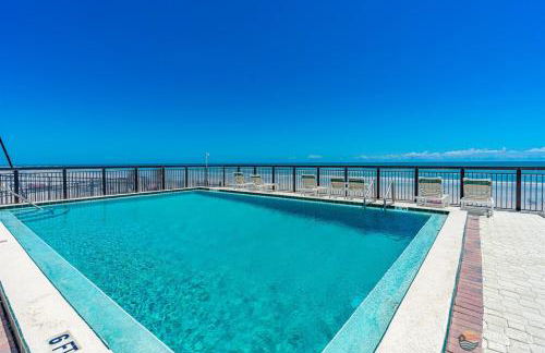 Ocean View Balcony just STEPS to the Beach with Pool, Parking and Wi-Fi! - Foto 18