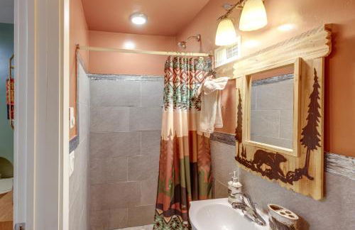 Deck with Hot Tub Ashton Cozy Cub Cabin - Foto 16