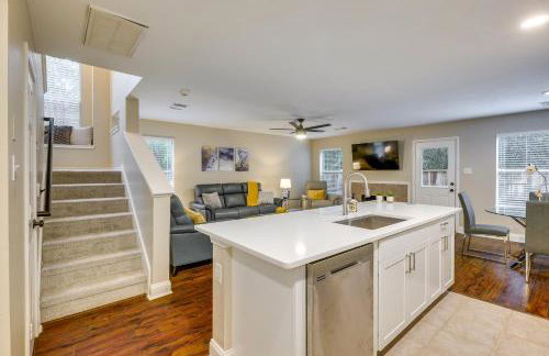 Modern Woodlands Townhome with Spacious Yard and Patio - Photo 11