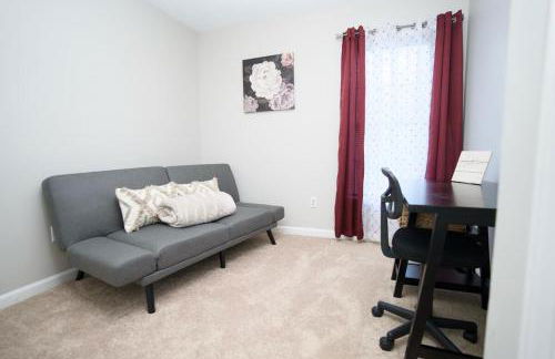 Modern Two BR Townhome, Workspace, Free Parking and Wi-Fi - Foto 8