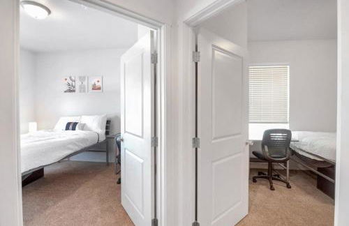 Relaxing 3BR Apartment With Pool & Wifi - Photo 10