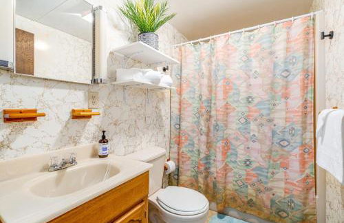 Modern w Fire Pit Deck, Grill & Hot Tub - Foto 25