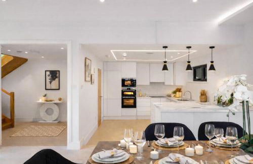 Exquisite 4BR Designer Home with Smart Features, Free Parking & SkyStream - Sleeps Up To 10 in Gerrards Cross SL9 - Photo 7