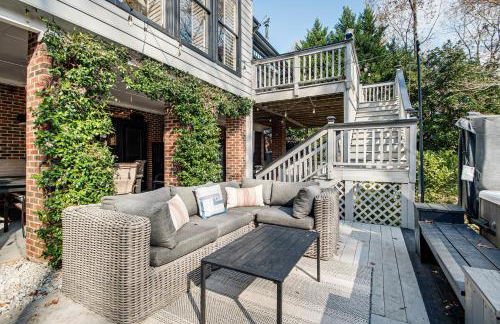 4,100-Sq-Ft Gem with Pool Table and Yard in Raleigh - Foto 31